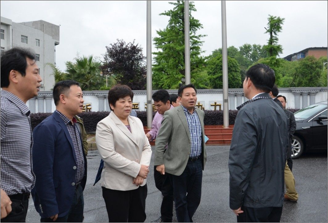 市政協(xié)主席黃曙光、常務(wù)副市長王志剛一行來新蘆淞集團(tuán)現(xiàn)場(chǎng)辦公