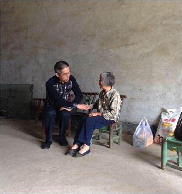 面對(duì)面貼近群眾，實(shí)打?qū)嵎鲐殠屠Аh員干部切實(shí)做好扶貧幫困工作