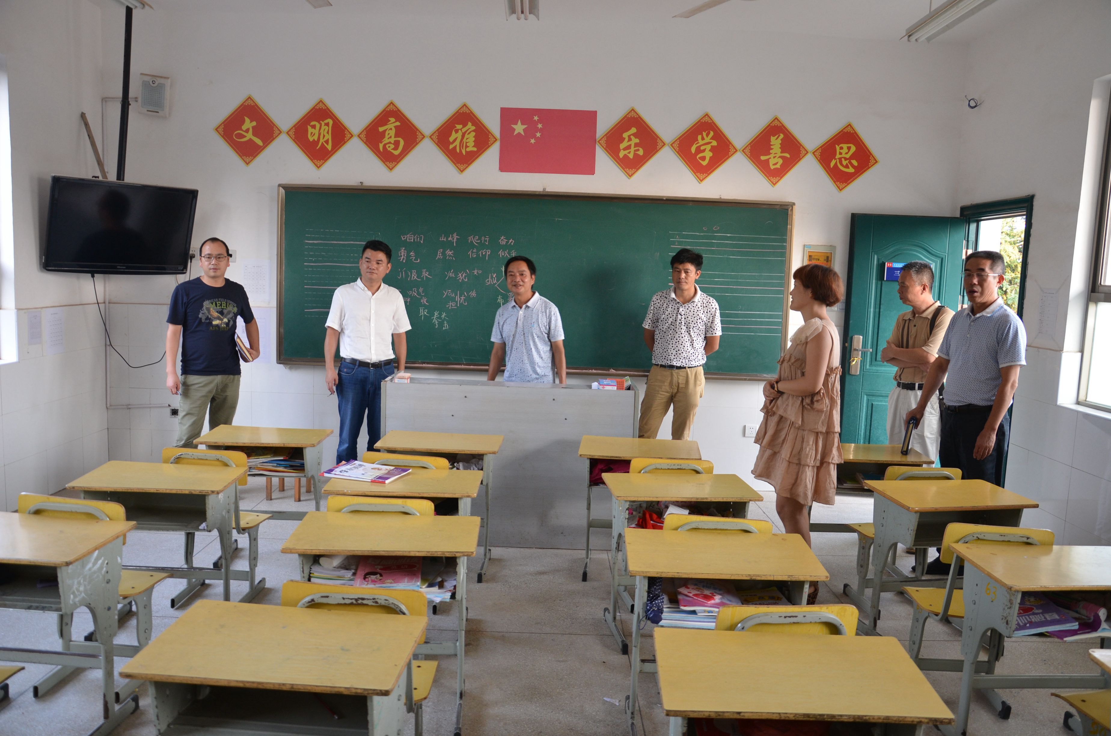 董家塅高科園管委會(huì)主任、新蘆淞集團(tuán)董事長(zhǎng)肖立志率隊(duì)慰問團(tuán)山小學(xué)