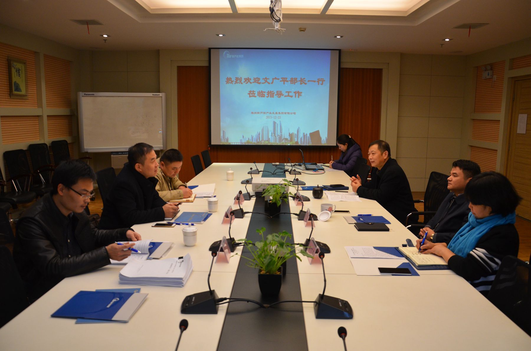 蘆淞區(qū)委常委、宣傳部長文廣平一行來新蘆淞集團檢查2015年度市級文明單位創(chuàng)建工作