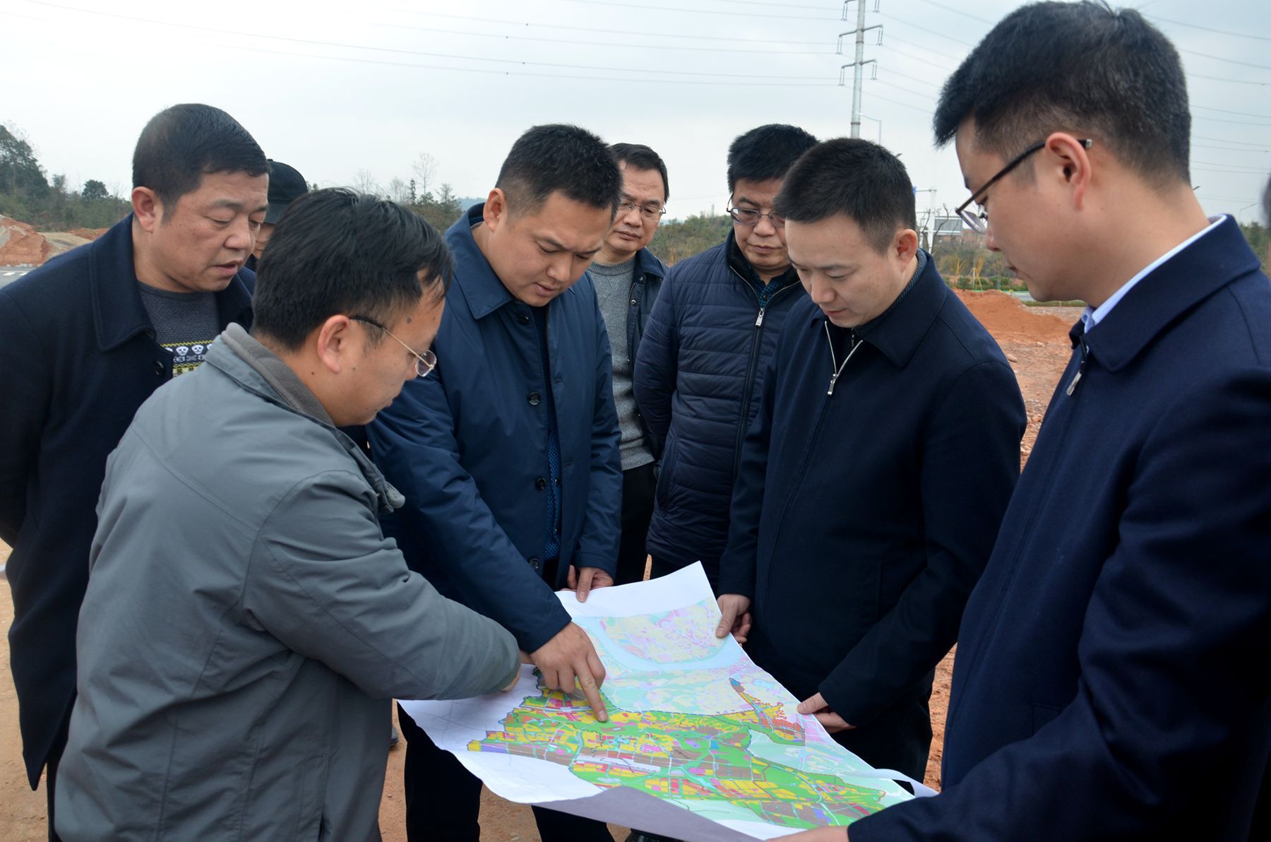副市長何朝暉調(diào)研航空、服飾“兩城”重點項目建設(shè)